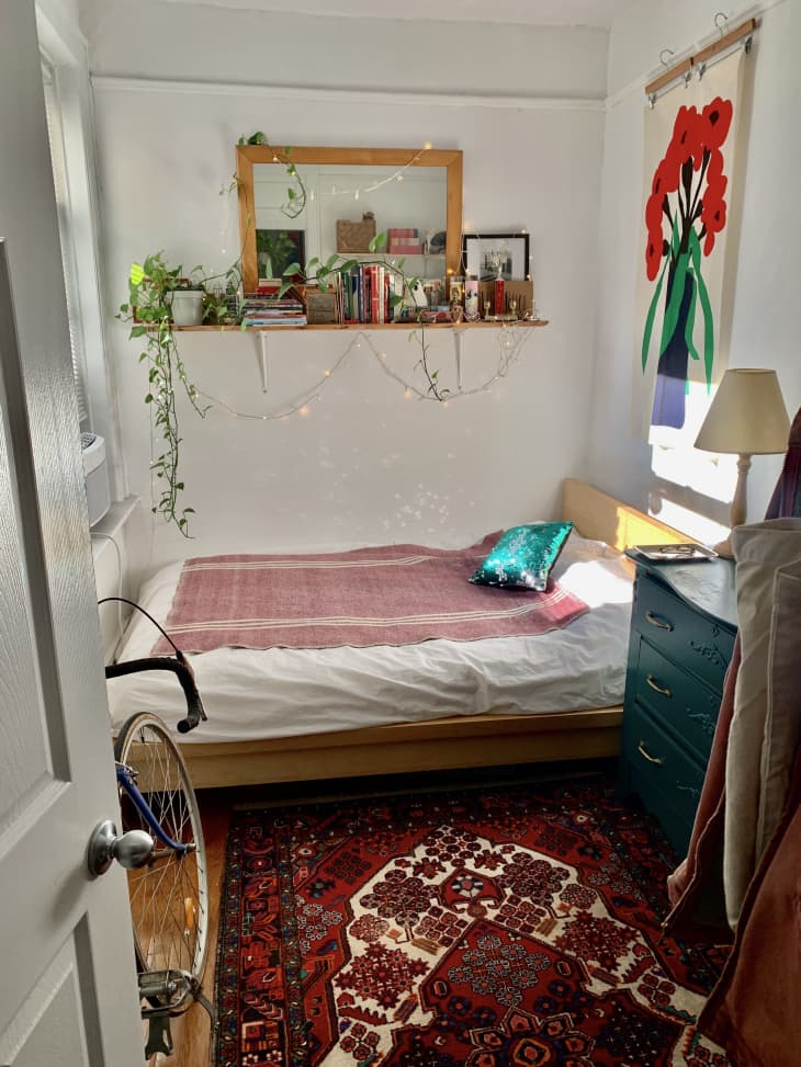 Simple small clearance room design